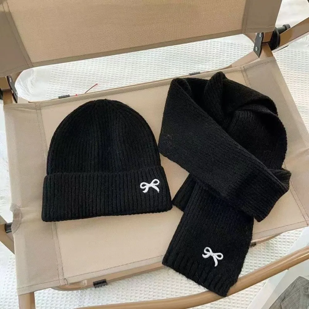 Gorro y bufanda combinados con ropa de invierno infantil