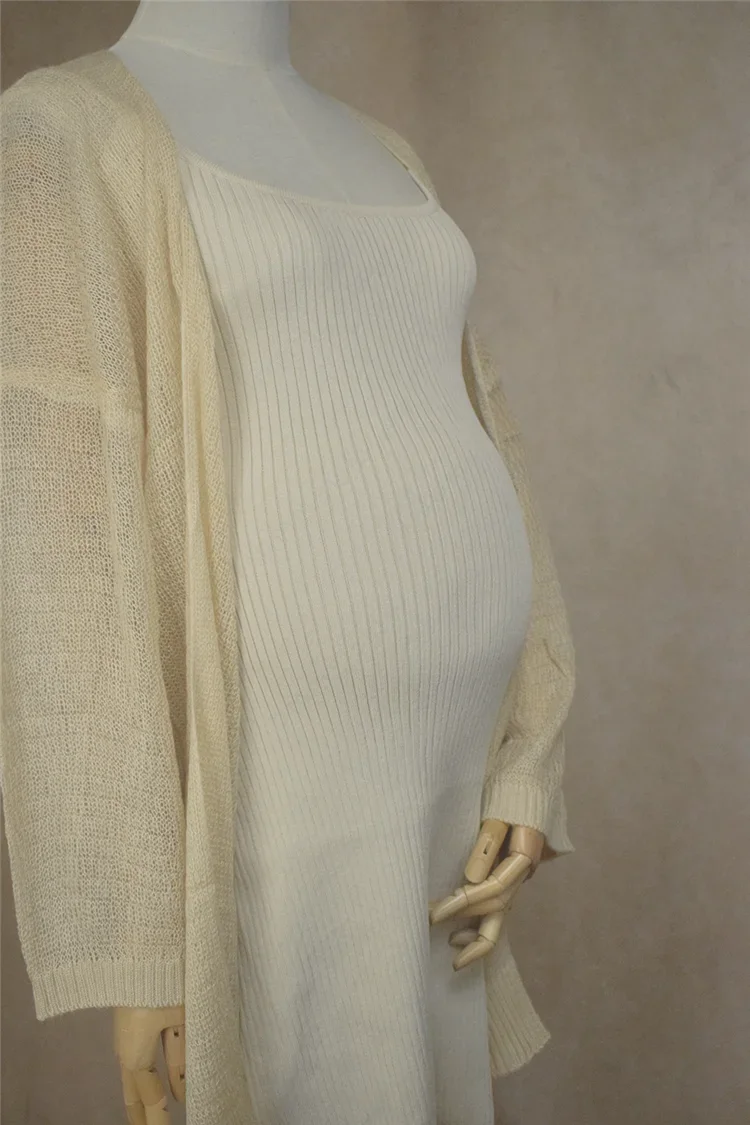 Modelo luciendo el conjunto de vestido y bata