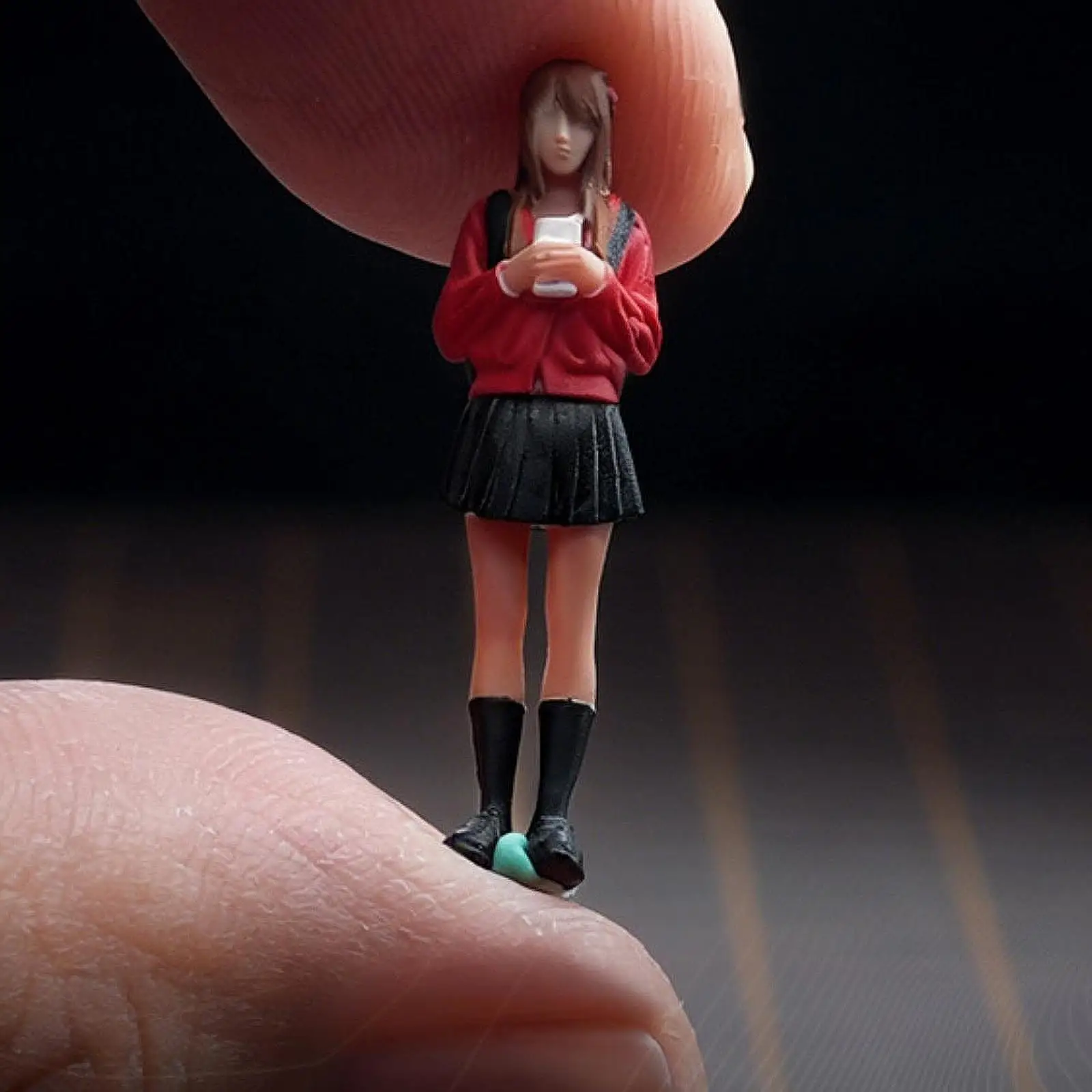 Figura de resina de niña con suéter rojo y mochila a escala 1:64