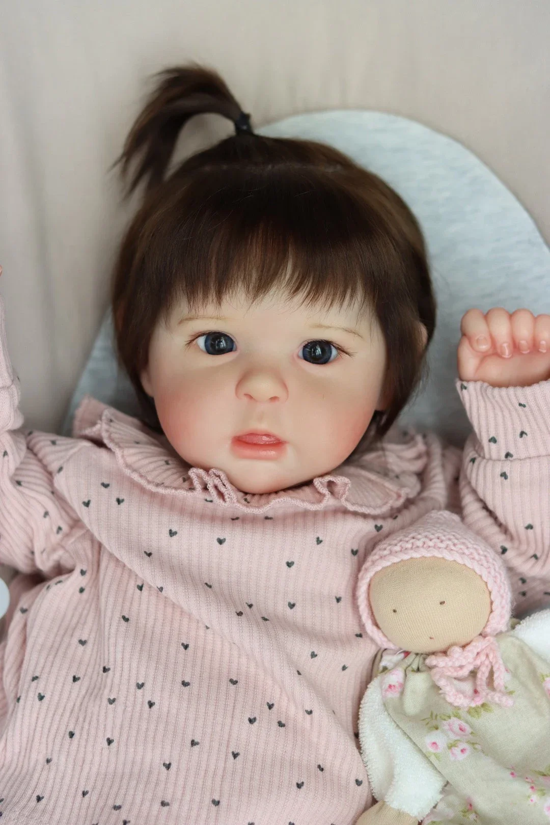 Muñeca Reborn NPK de 20 pulgadas, vista frontal con detalles de piel