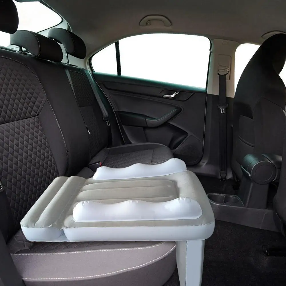 Cama inflable abierta en asientos de avión