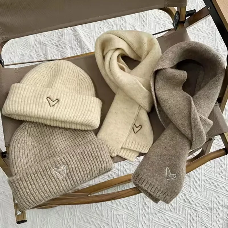 Gorro y bufanda de invierno para bebé – Punto suave con bordado de corazón - imagen 4