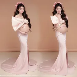 Vestido de maternidad elegante para sesión de fotos en estudio