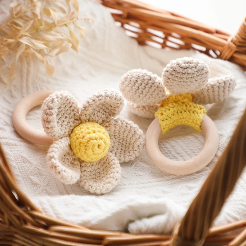 Sonajero de flores de ganchillo con anillo de madera