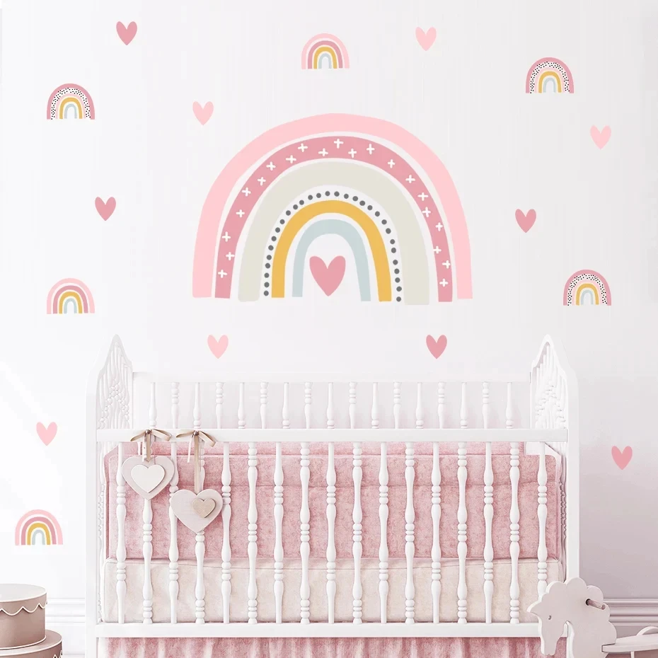 Aplicación de calcomanías en pared infantil