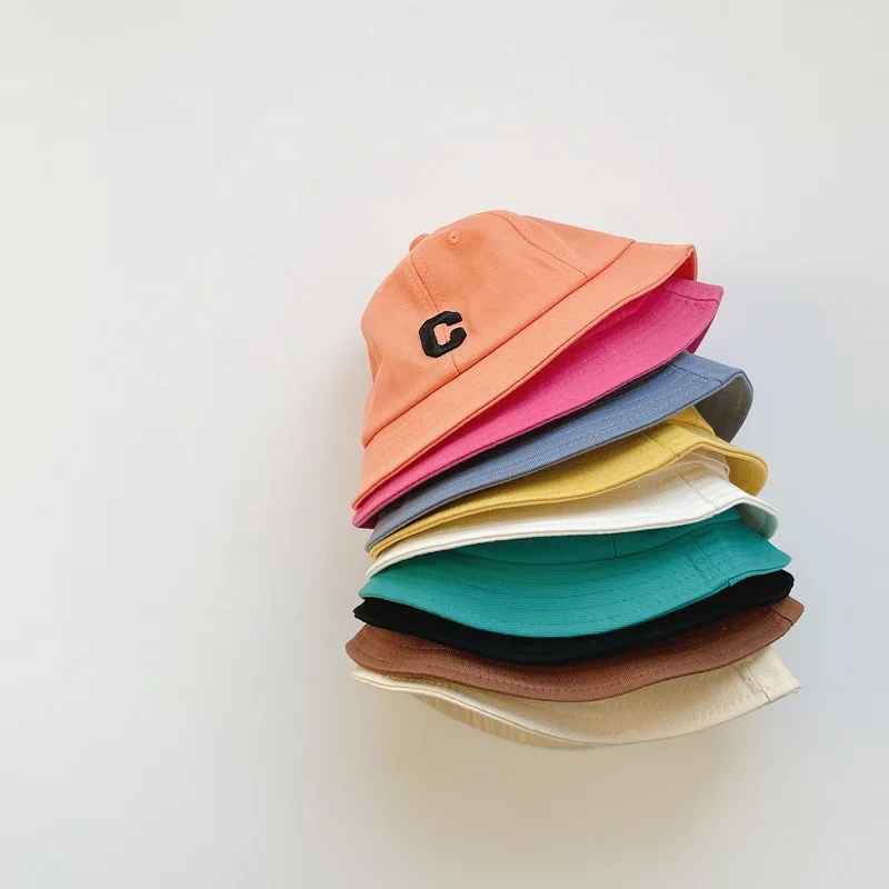 Sombrero de bebé en uso durante juegos al aire libre