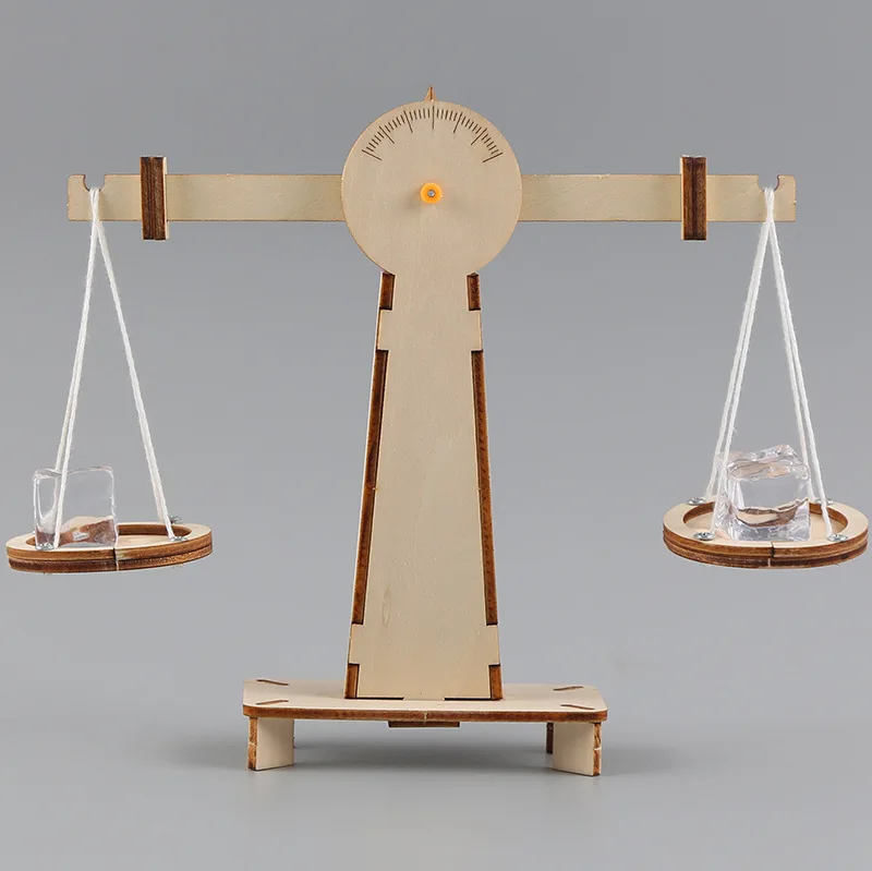 Brazos de la balanza en posición horizontal perfectamente equilibrados