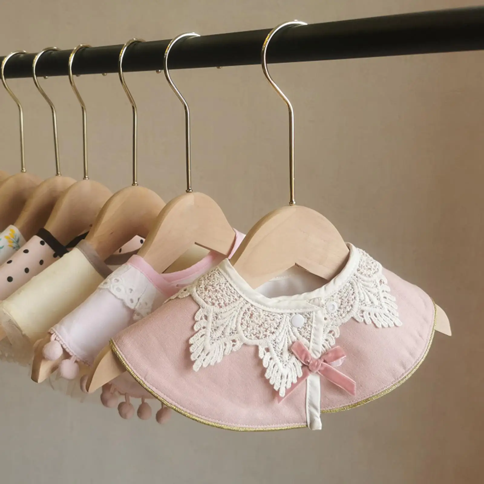 Baberos de encaje suaves y absorbentes ajustables para bebé - imagen 4