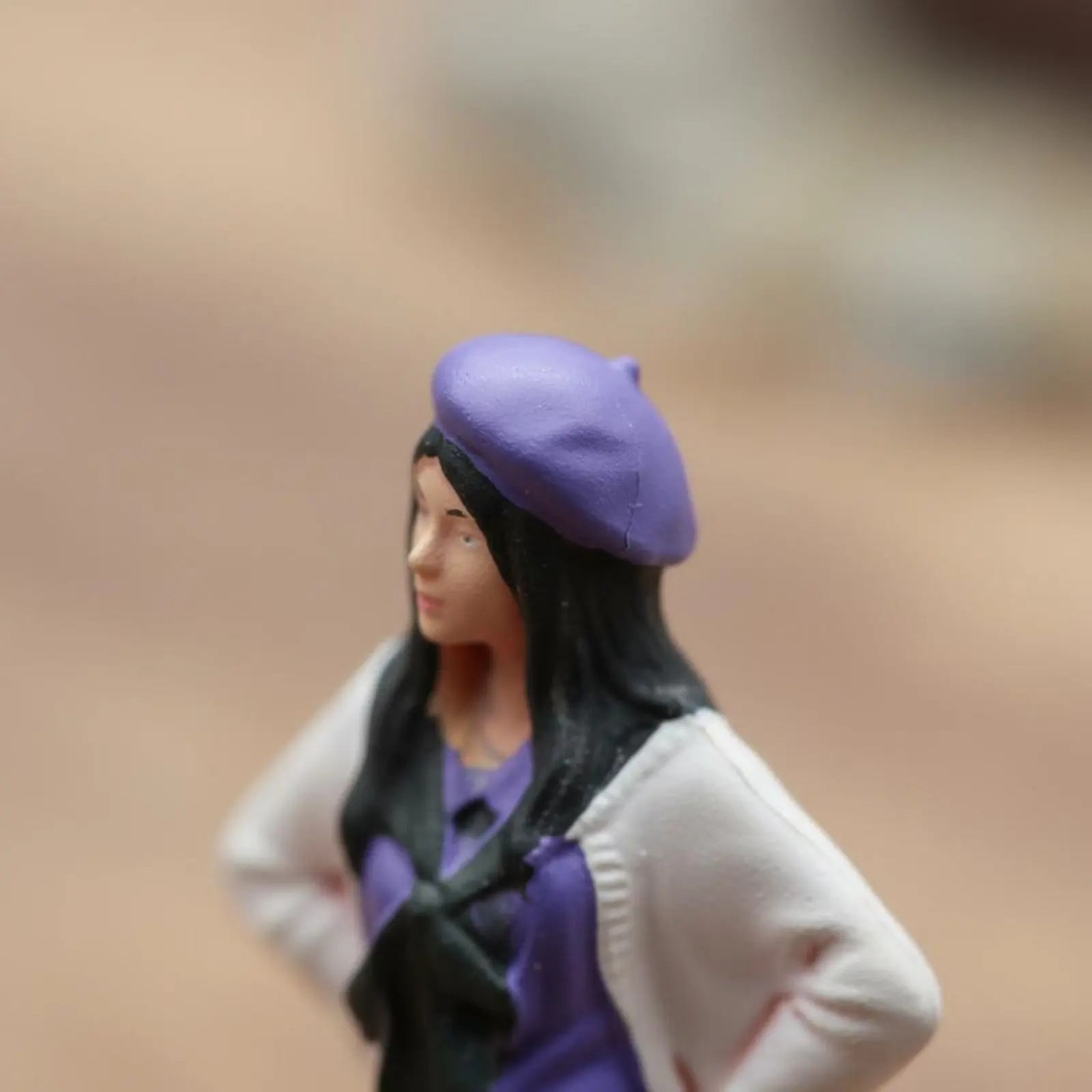 Figura miniatura niña con símbolo paz en resina muy detallada - imagen 5