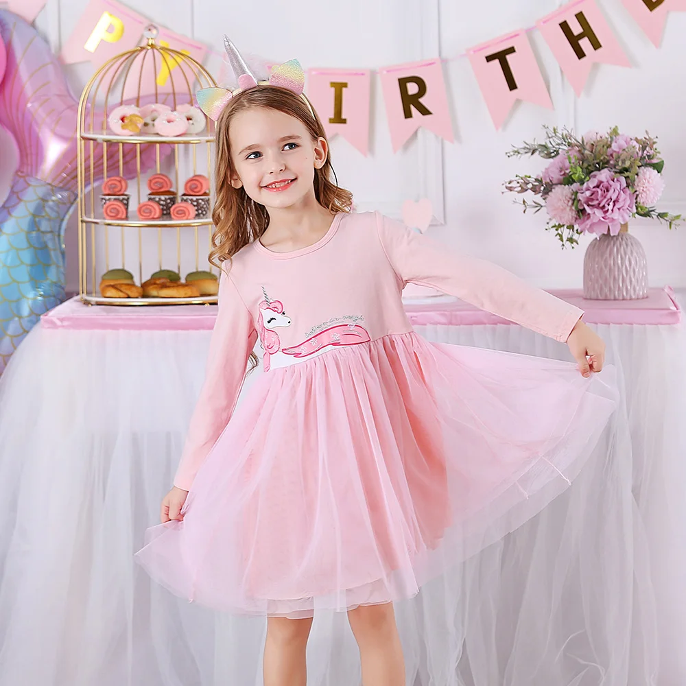 Diseño con falda de tul y acabado de princesa