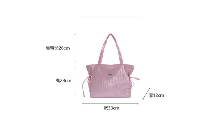 Interior del bolso maternal con compartimentos organisados