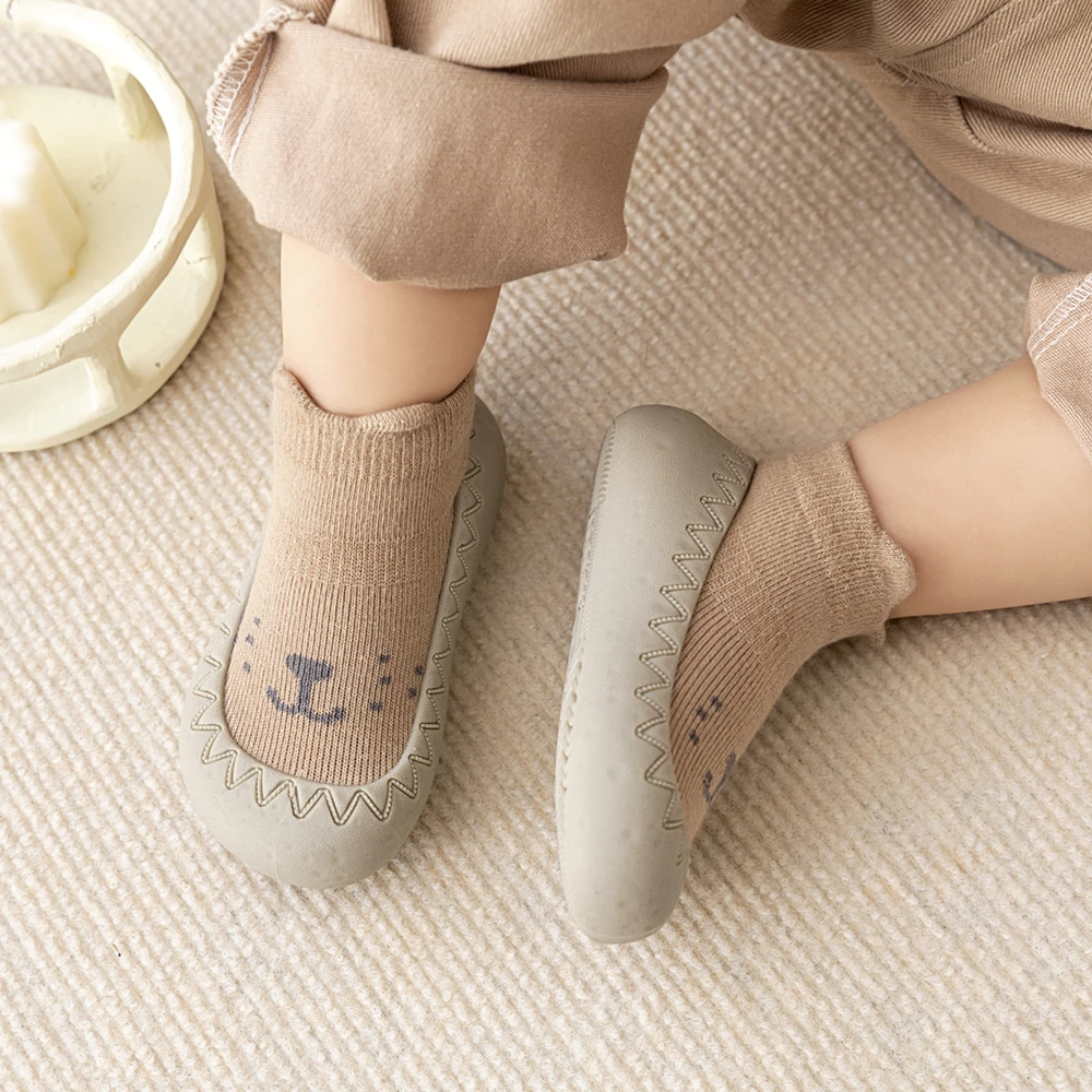 Zapatos infantiles con estampado de personajes