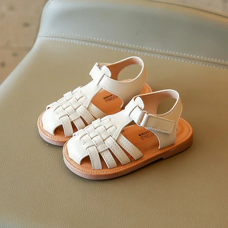 Zapatos de verano para niños con look vintage