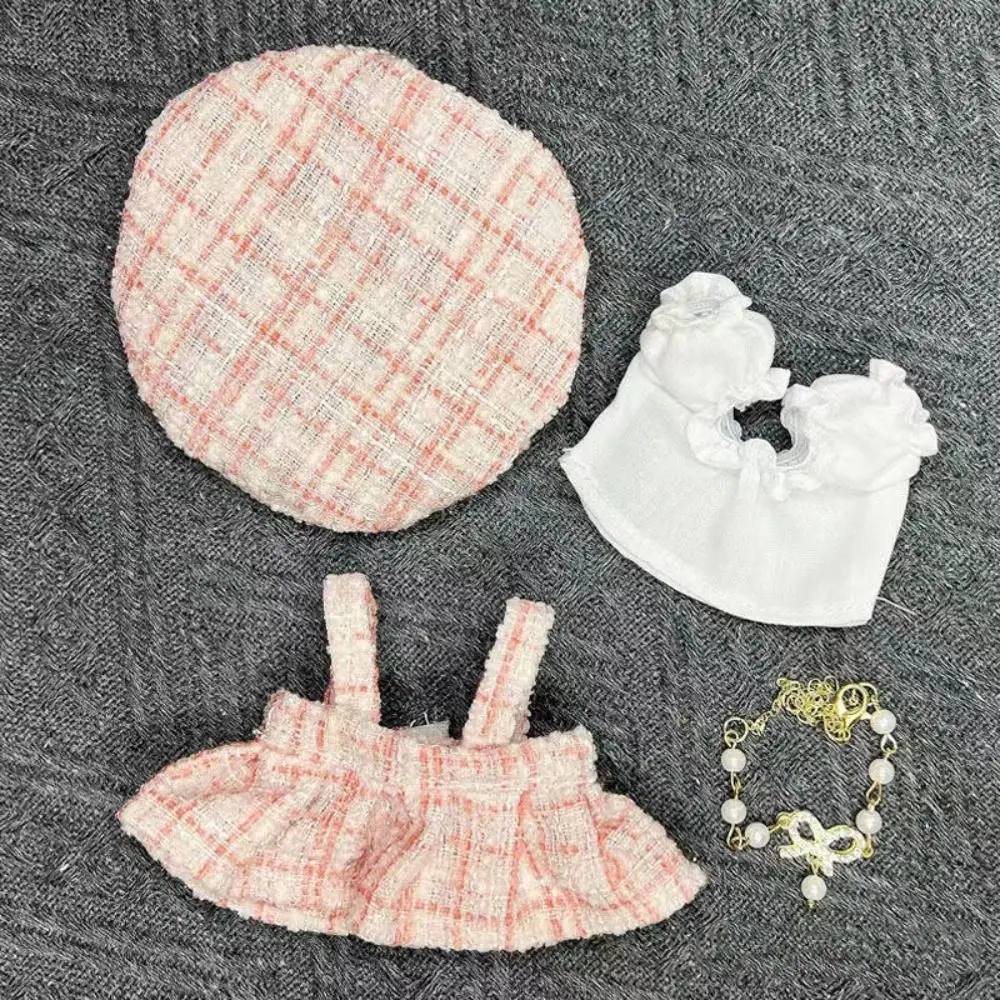Detalle de textura tipo felpa y acabado en mini traje
