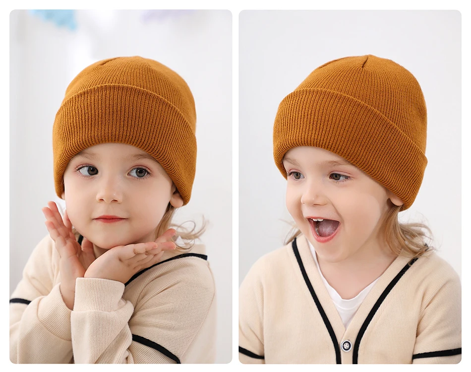 Detalle del tejido acanalado elástico del gorro infantil