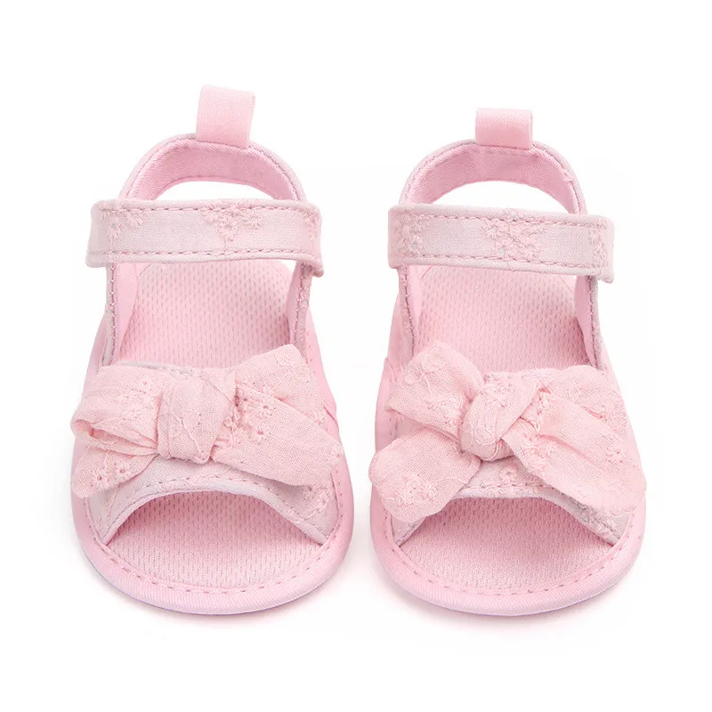 Detalle lazo en zapatos de cuna de algodón