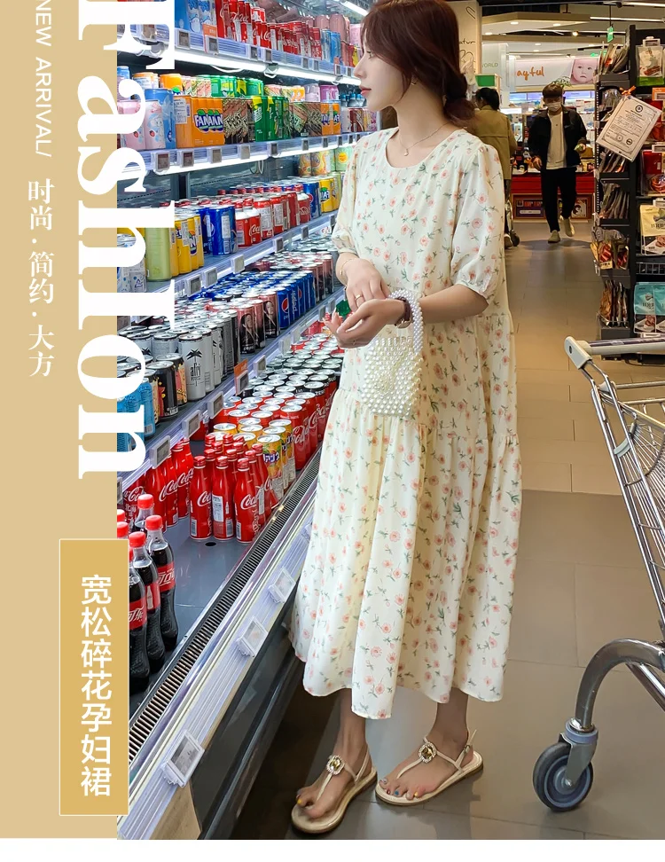 El estampado floral en un vestido largo de maternidad