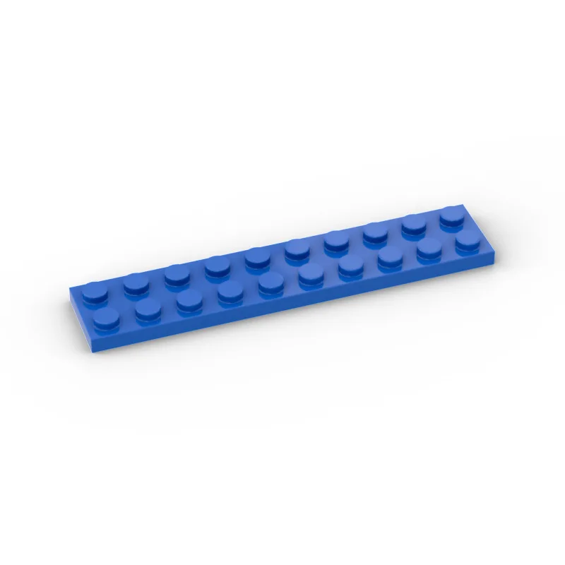 Niño construyendo con bloques de plástico de colores