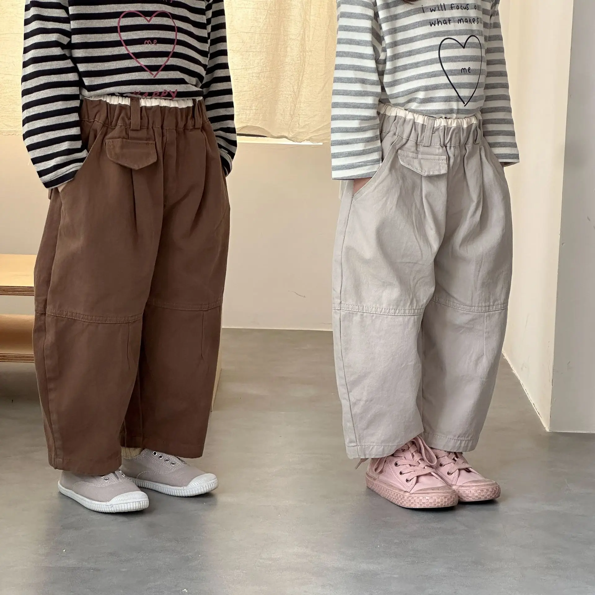 Pantalones casuales de algodón con bolsillos visibles