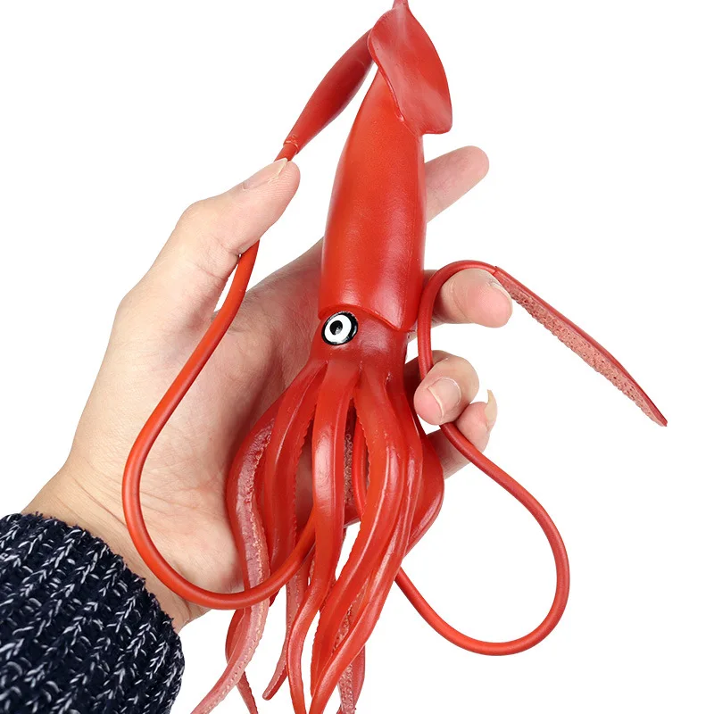 Niño jugando con figuras de pulpo y calamar