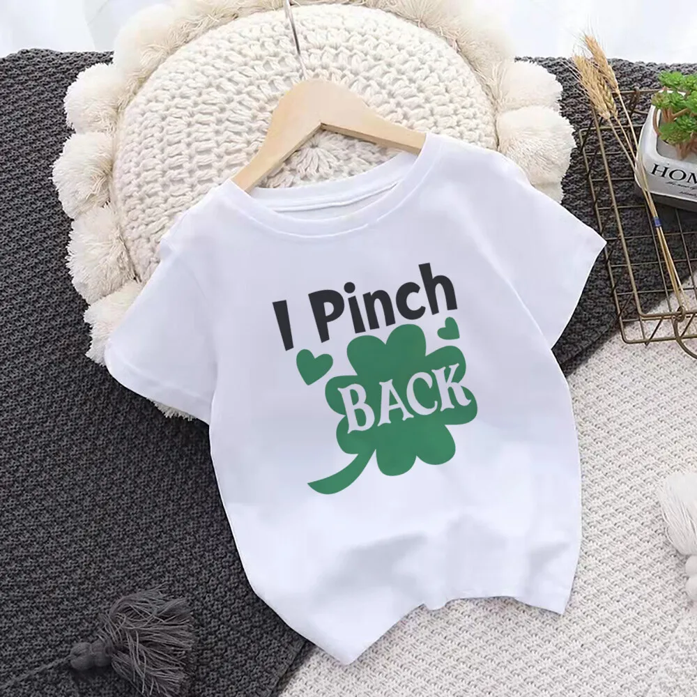 Modelo infantil con la camiseta