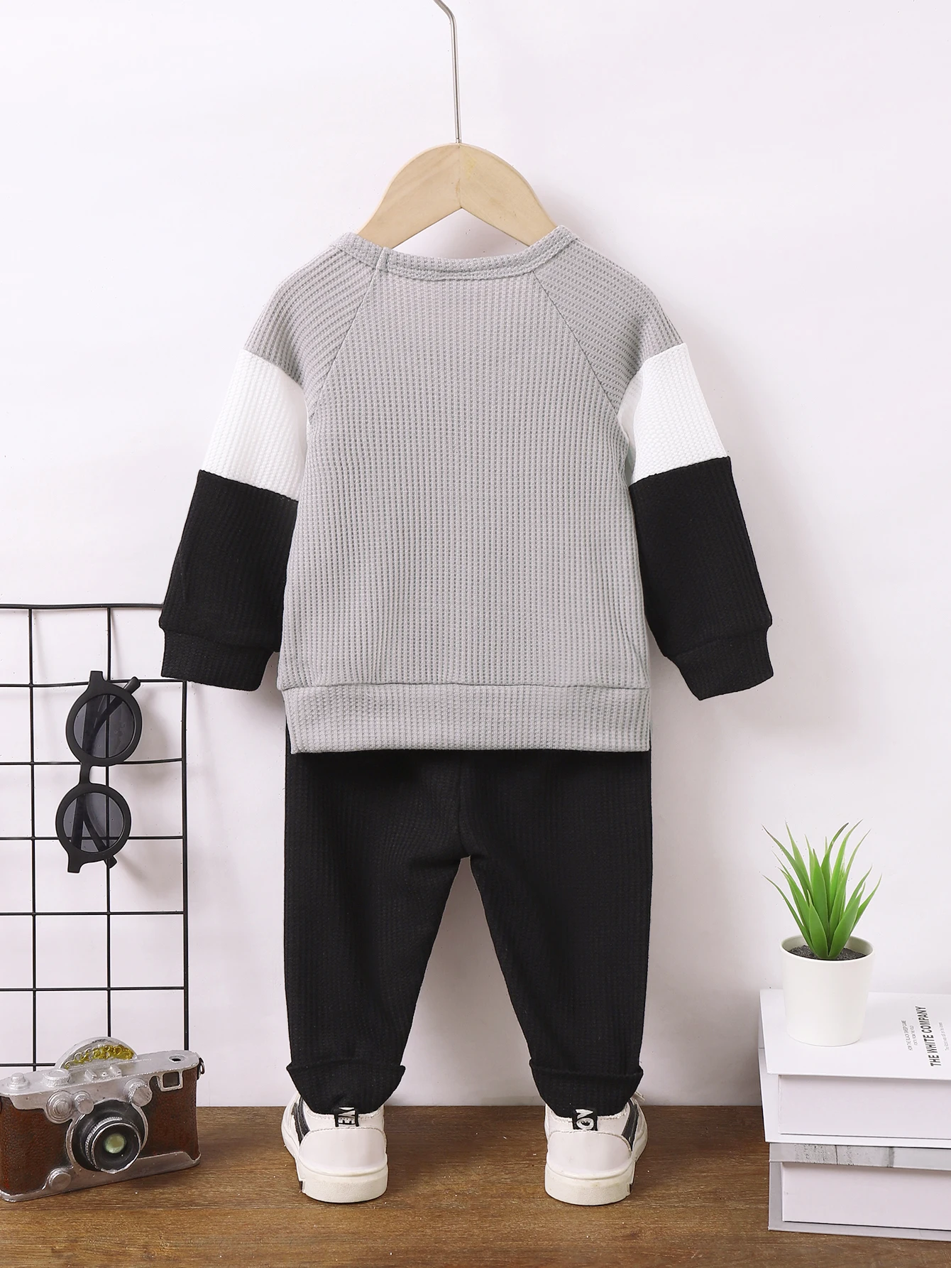 Conjunto infantil para niño pequeño: top de manga larga bicolor - imagen 3