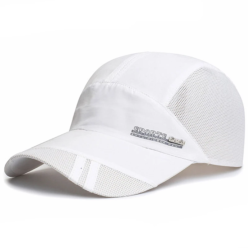 Grupo familiar usando gorras en la playa