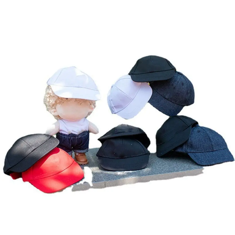 El gorro colocado en una muñeca mostrando el ajuste frontal