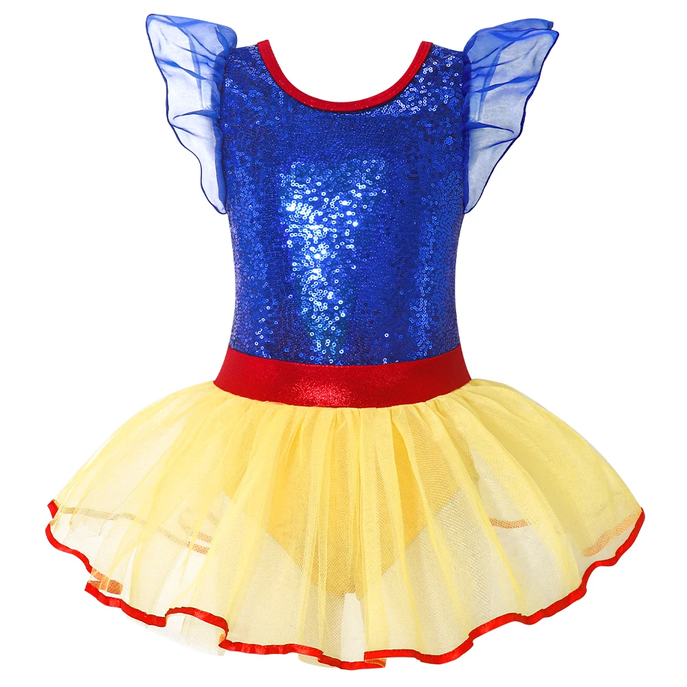 Niña con disfraz de bailarina posando