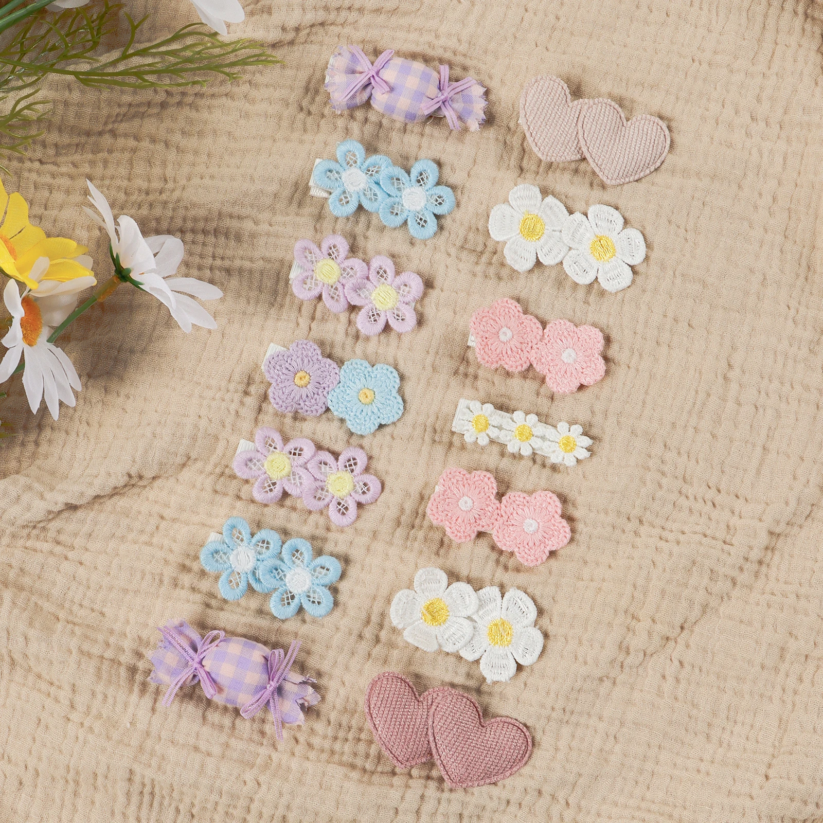 Pinzas decoradas con flores bordadas en varios colores