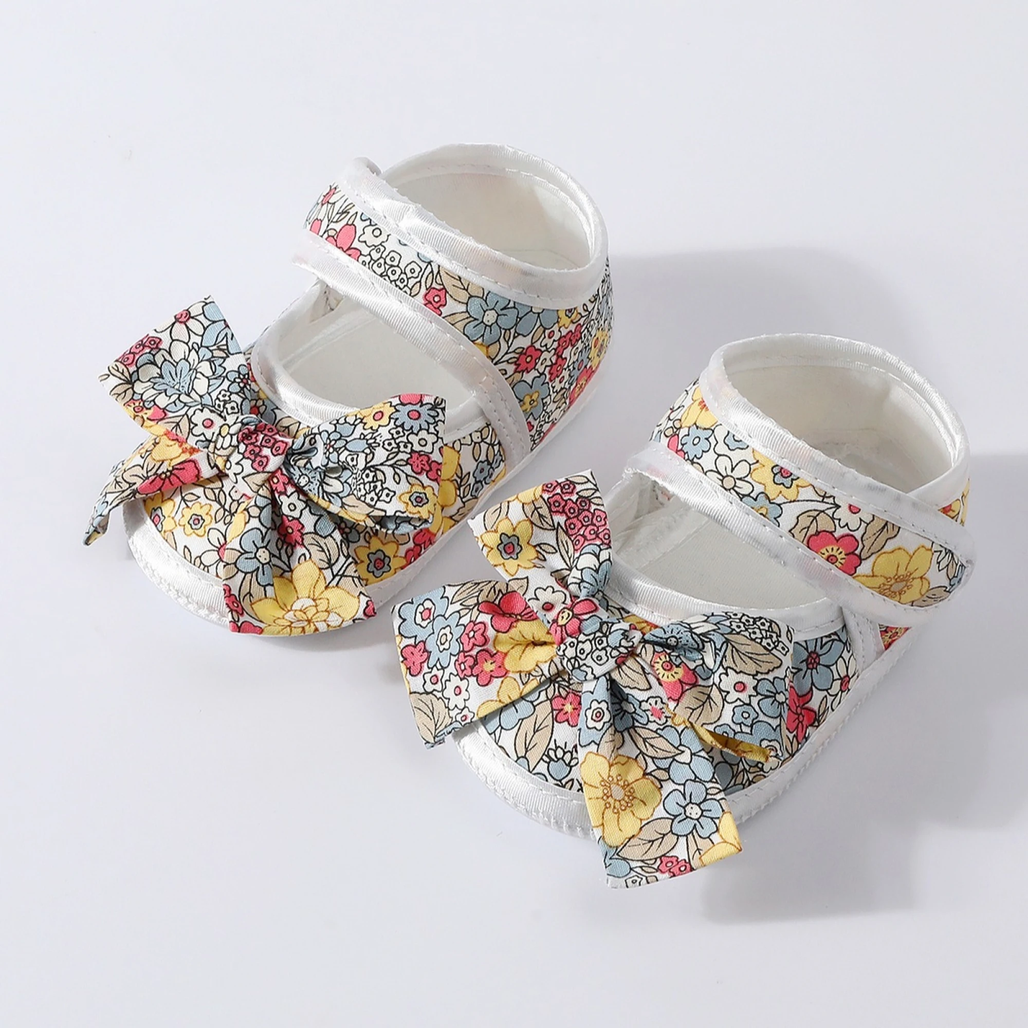 Zapatos florales listos para los primeros pasos