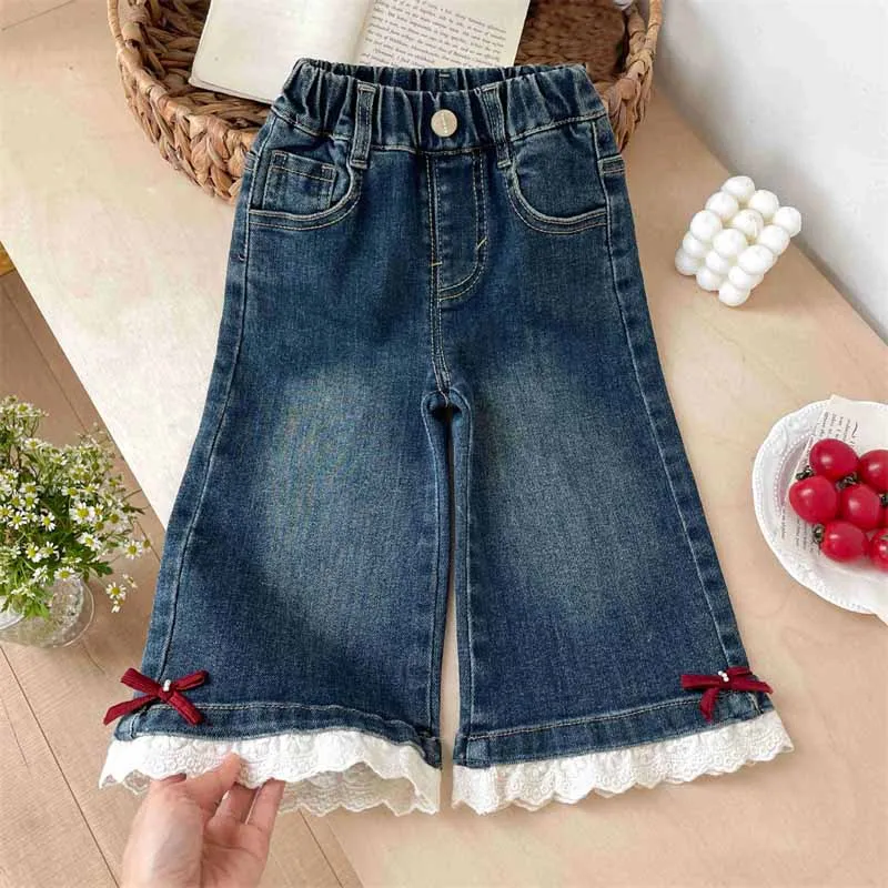Vaqueros infantiles de niña con detalle de encaje
