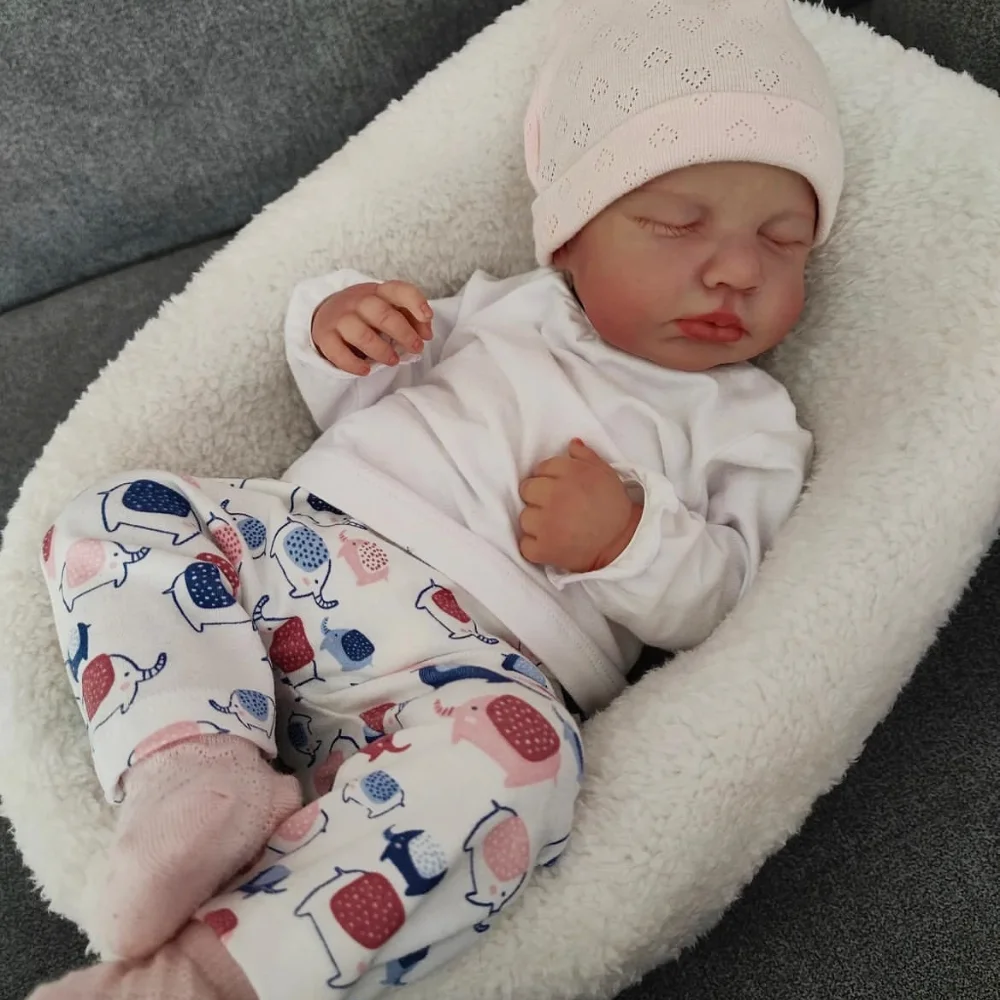 Muñeca Reborn con ropa de recién nacido