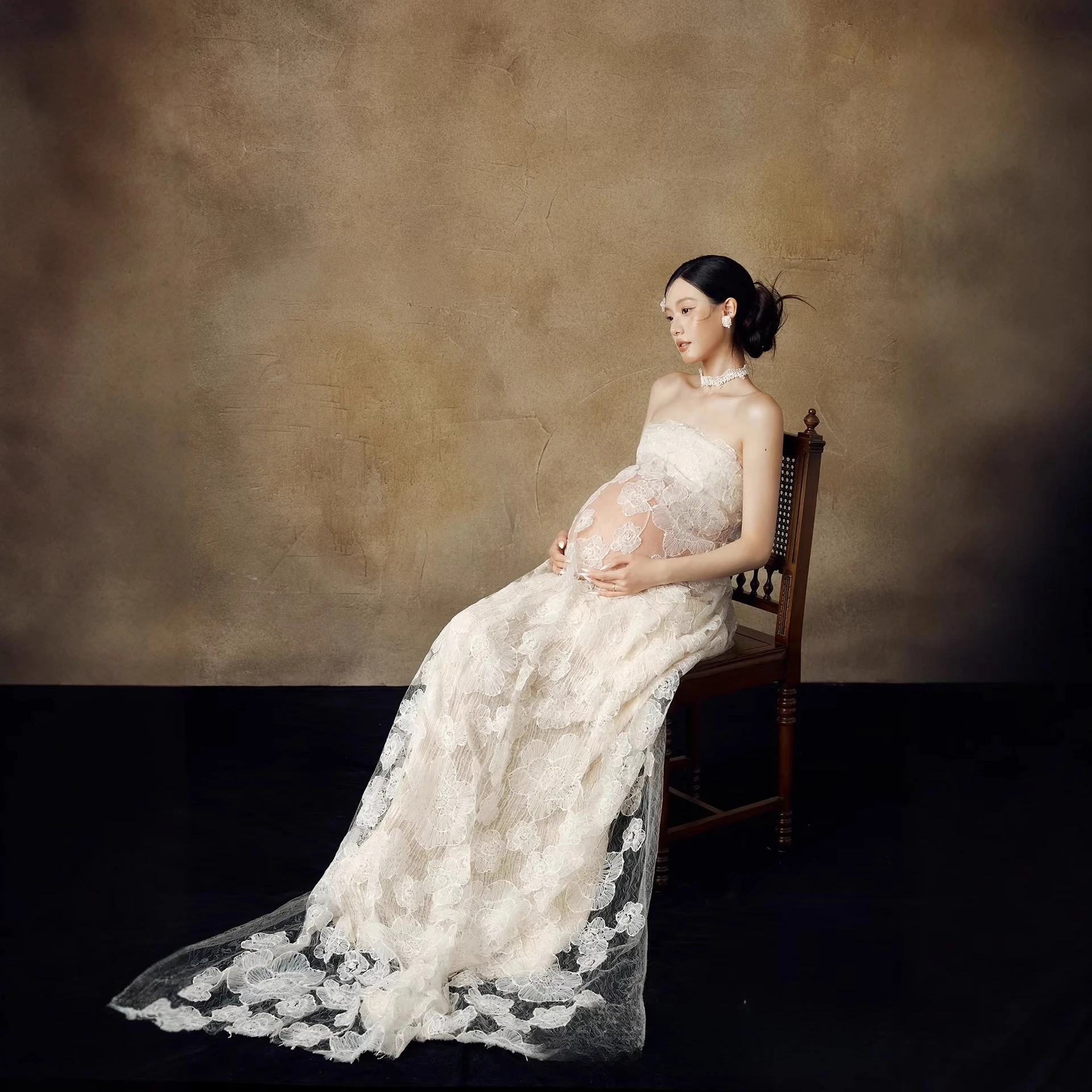 Estética elegante y luminosa del vestido de maternidad