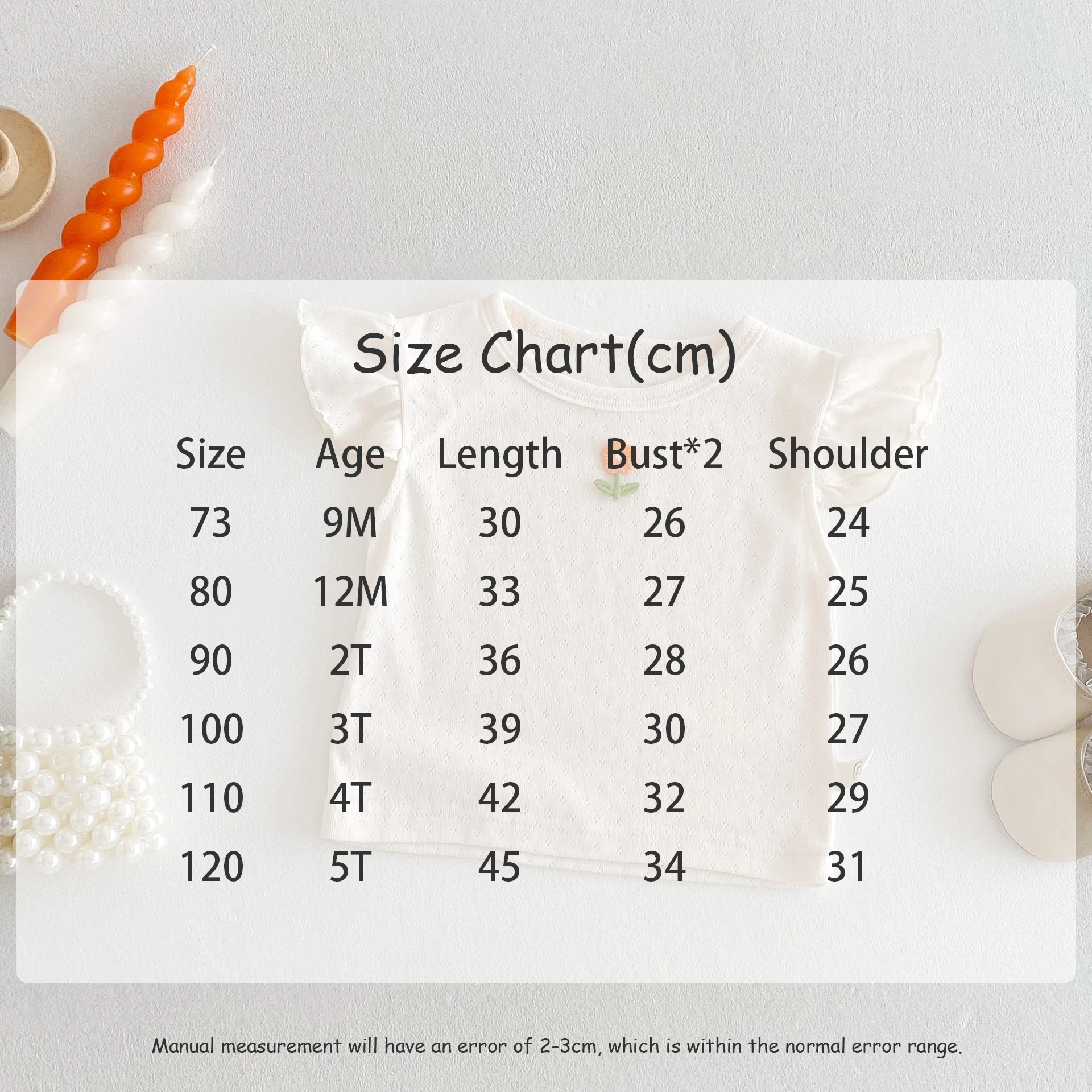 Detalle del bordado floral en la camisola