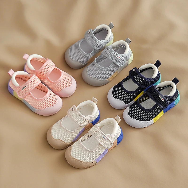 Detalle del lateral y la suela de las zapatillas infantiles