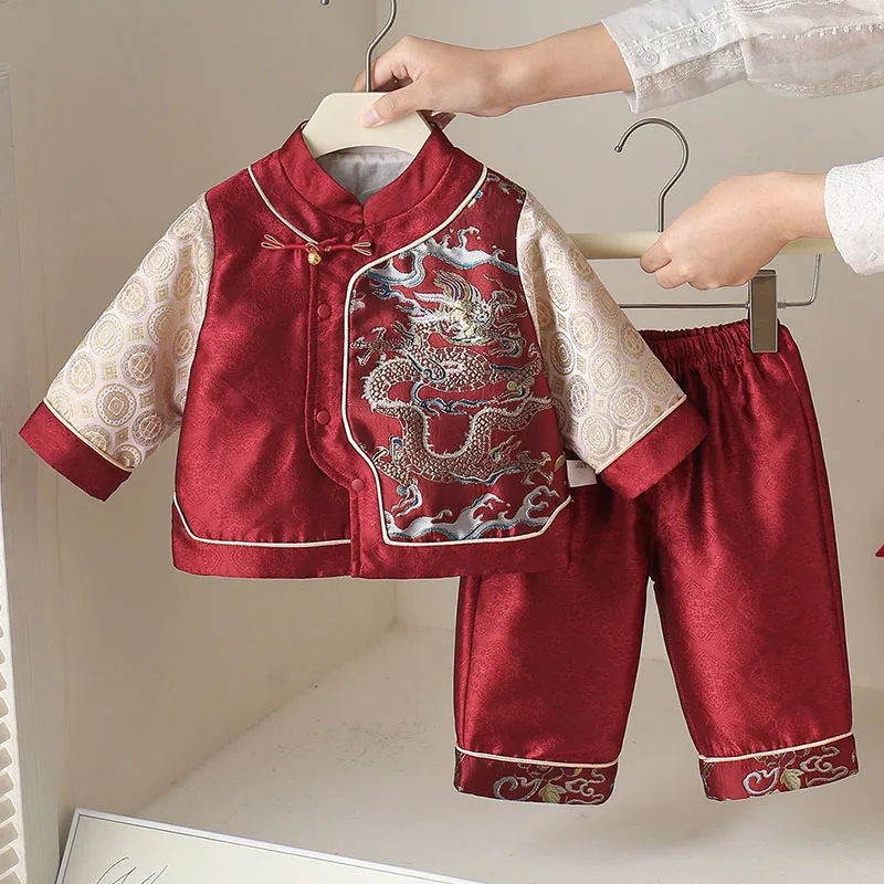 Conjunto niño pequeño de camiseta roja y pantalón bordado estilo chino