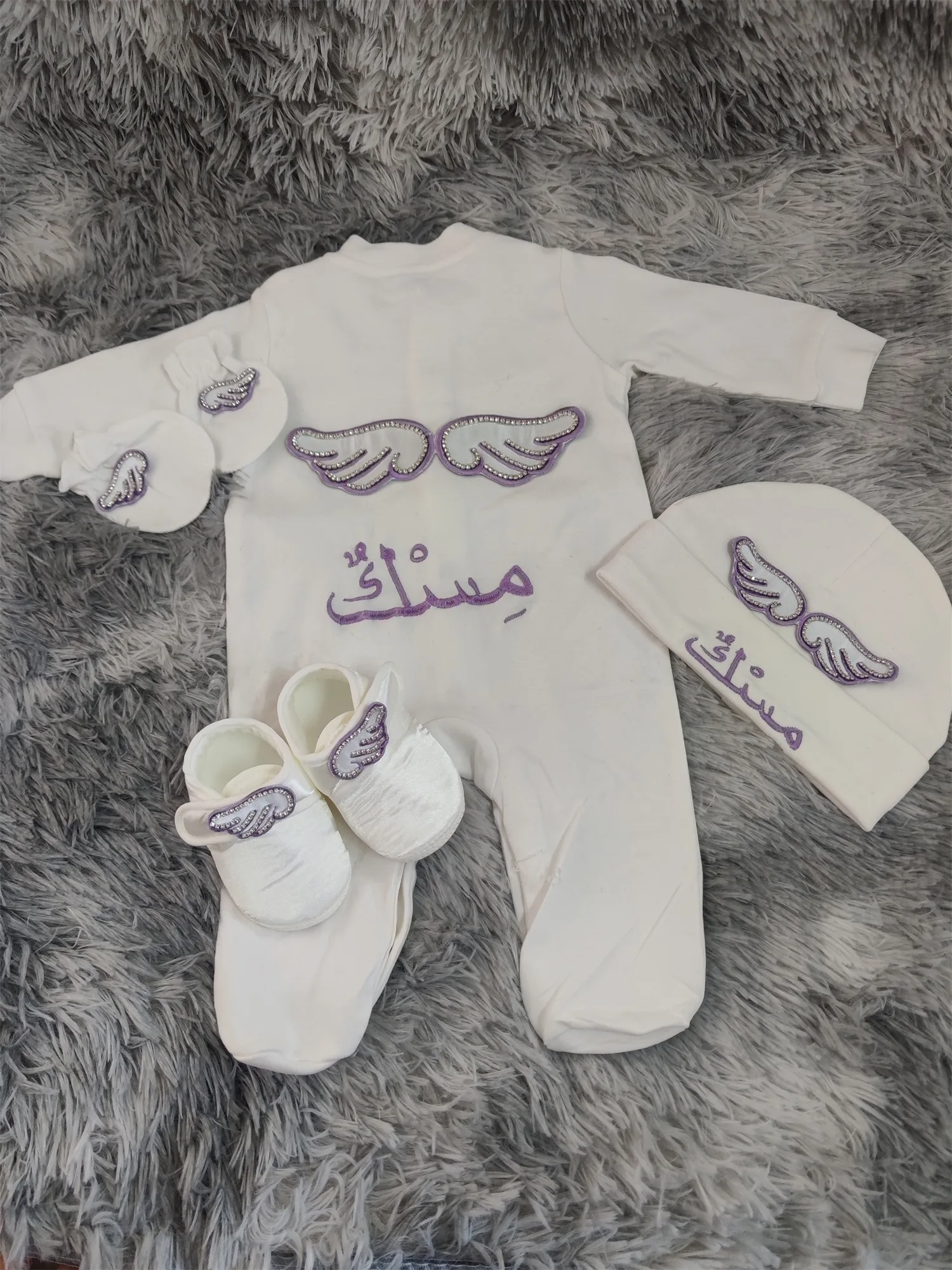 Conjunto bebé Ángel Morado bordado con nombre para niña - imagen 5