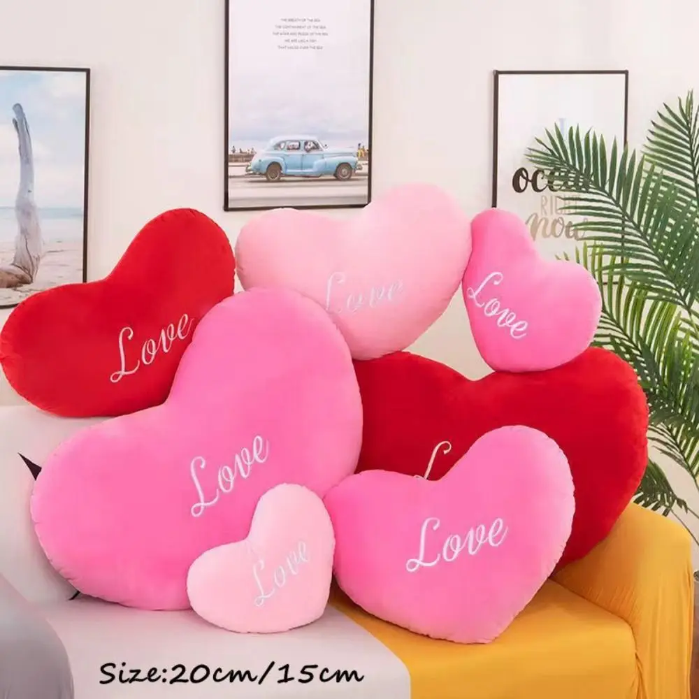 Almohada con forma de corazón rosa suave