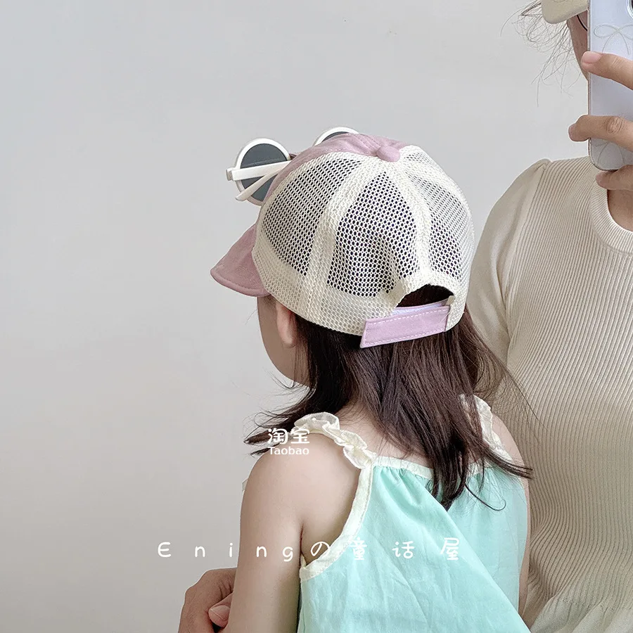 Detalle del tejido de malla del sombrero infantil