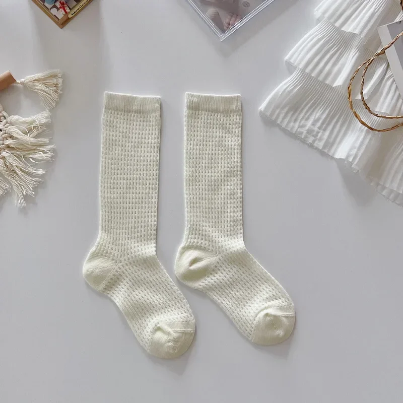 Calcetines escolares de malla beige transpirables con lazo para niños