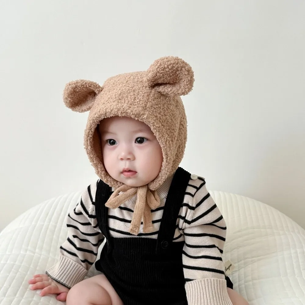 Detalle del gorro infantil con protección para orejas