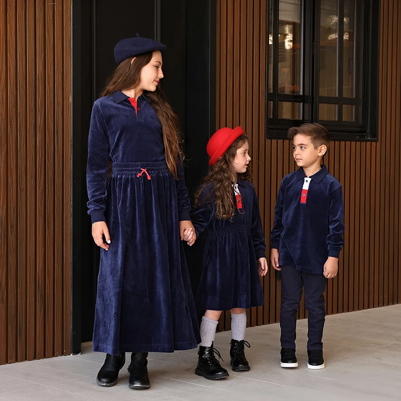 Conjunto familiar de terciopelo azul marino: vestido, camisa y pelele - imagen 5