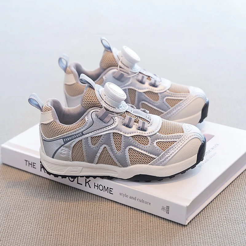 Zapatillas deportivas infantiles en azul con detalles en naranja