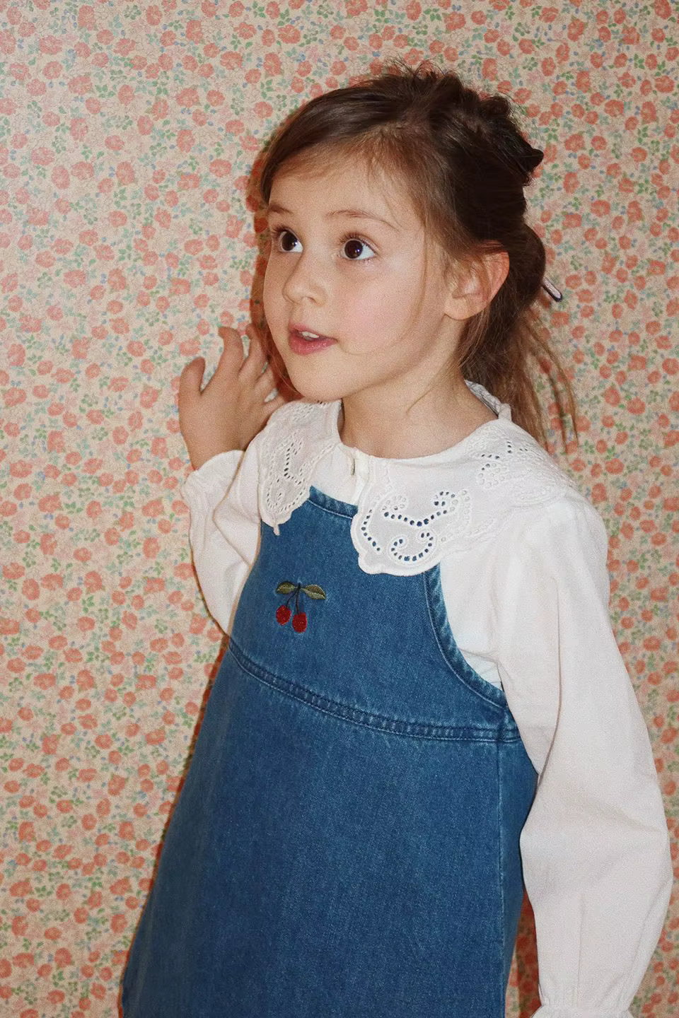 Pantalones vaqueros con pechera para niña