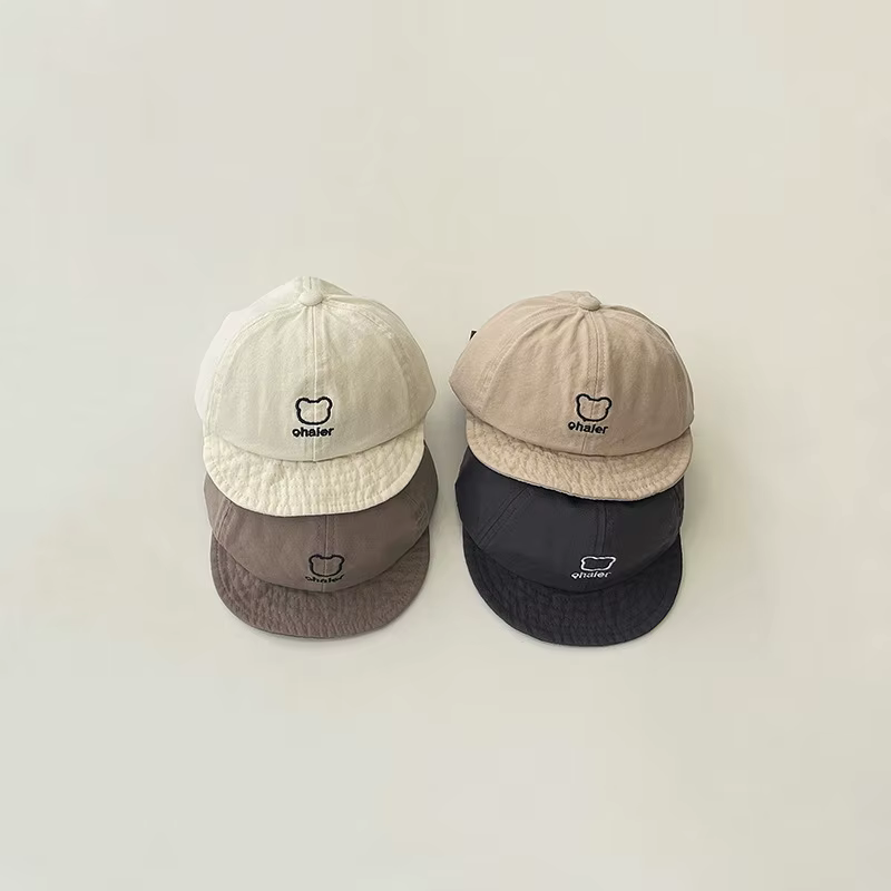Sombrero coreano para bebé en color neutro mostrando detalle de ala suave