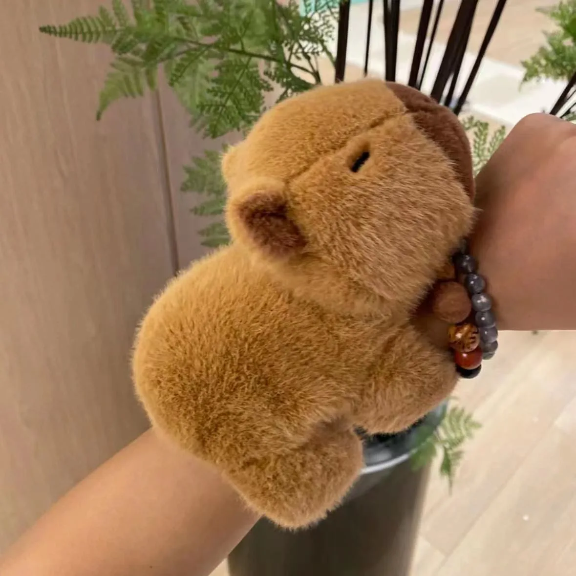 Pulsera infantil de felpa con capibara y cierre a presión