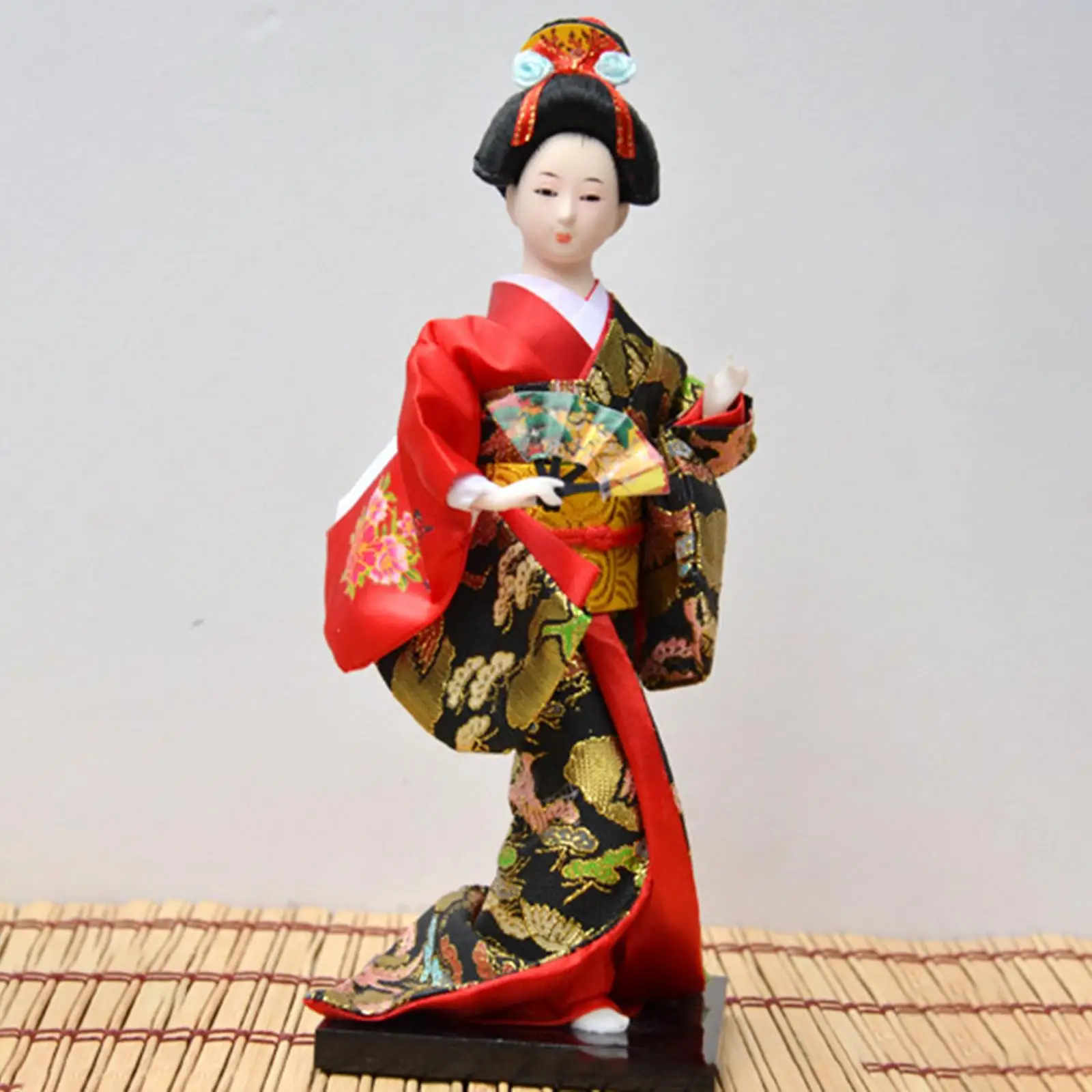 Detalle de la muñeca geisha en estilo oriental