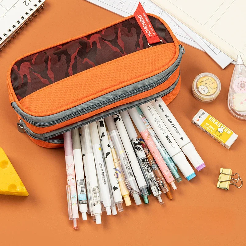 Estuche en contexto de uso escolar