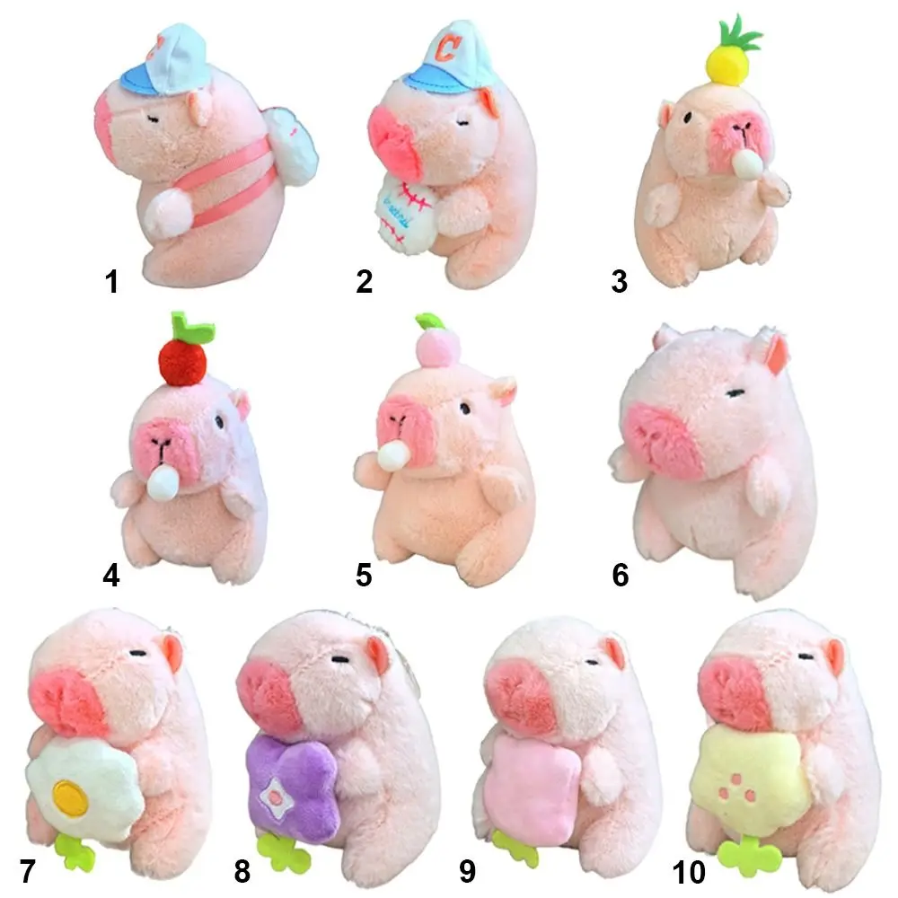 Capibara rosa de peluche visto de cerca